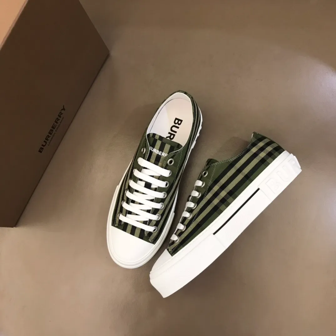 p400 "Burberr*" men's classic low-top sneakers, reinterpreted in Vintage check cotton material and decorated with a new brand logo. First-layer sheepskin lining, embossed Burberry logo on the heel, and original TPU outsole!  Size: 38-44 No. 068
